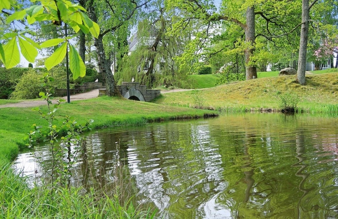 Området er både sentrumsnært og tilbaketrukket, og det er kort vei til tur- og rekreasjonsmuligheter. Her fra vakre Rosanesparken. Galleribilde