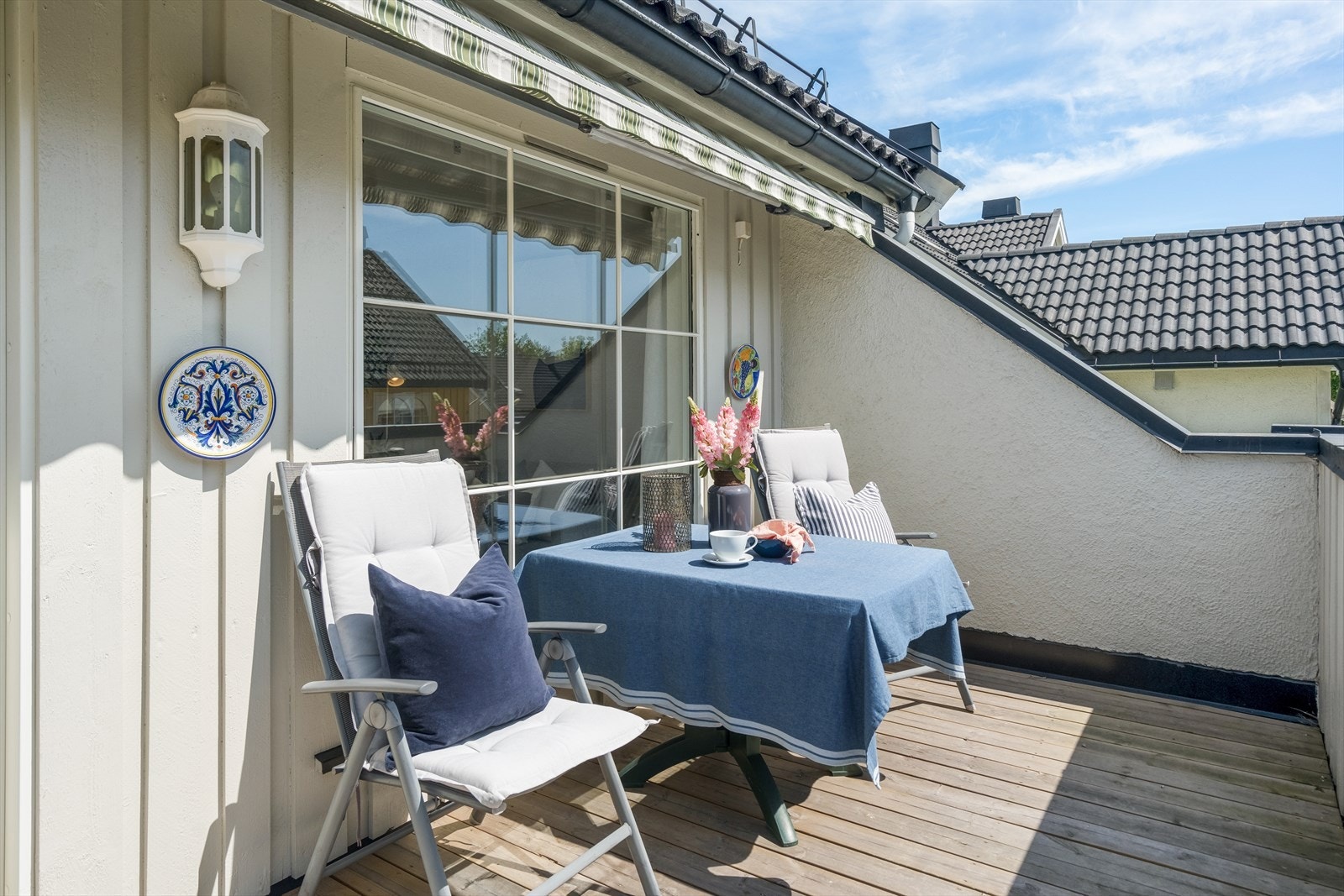 Uteplassen har fast rekkverk og levegger, samt markise, slik at du kan sitte særs lunt og skjermet. Galleribilde