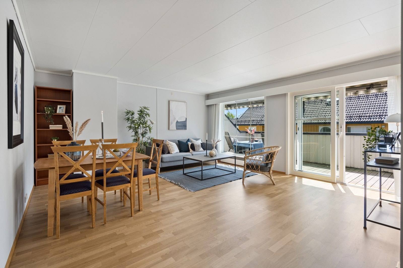 Fra stuen er det utgang til sydvendt veranda som måler ca. 15 kvm. Skyvedør ut til veranda er ny i 2013. Galleribilde