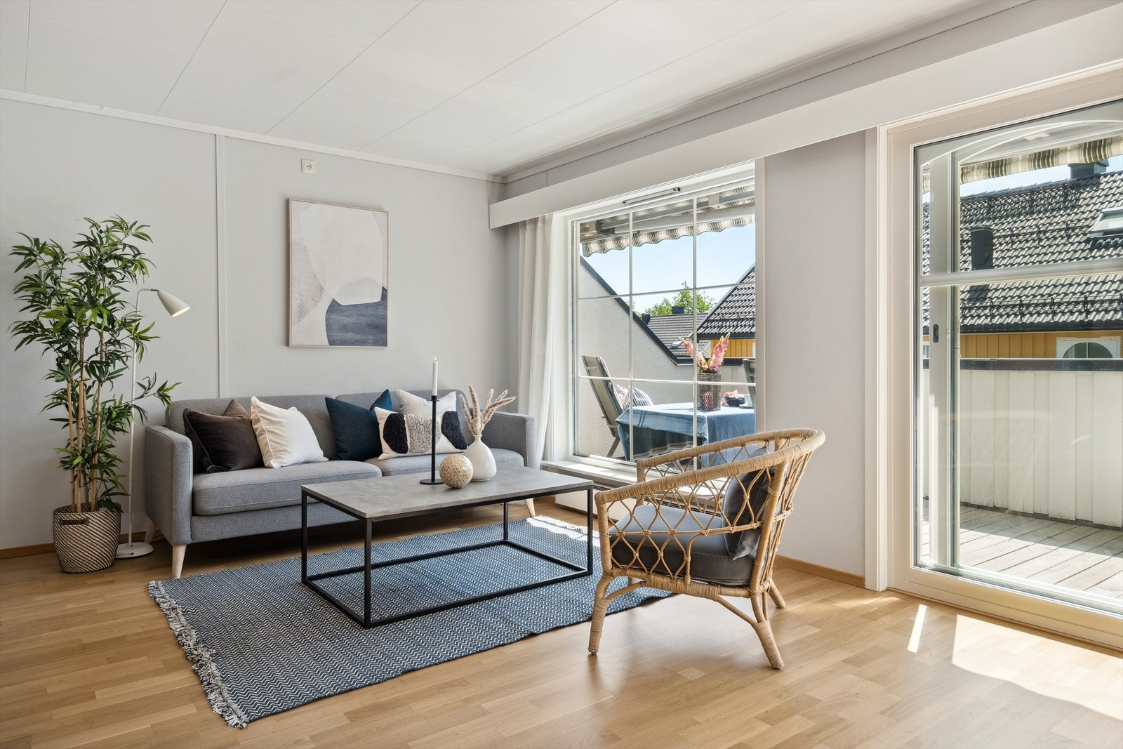 Rikelig med naturlig lys slippes inn igjennom generøse vindusflater og verandadør. Galleribilde