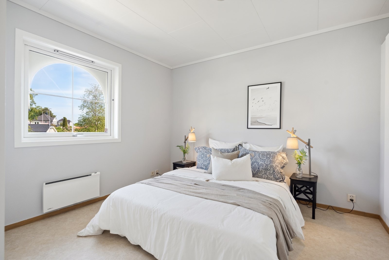 Boligen har to fine soverom. Hovedsoverommet ligger på 2. etasje og har god plass til dobbeltseng, nattbord og garderobeløsning. Galleribilde