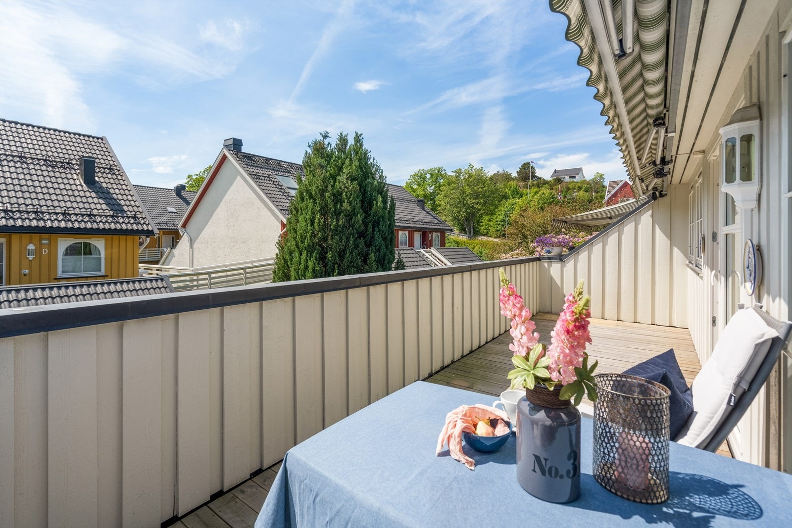 Uterommets størrelse gir plass til diverse utemøblement og grill. Galleribilde