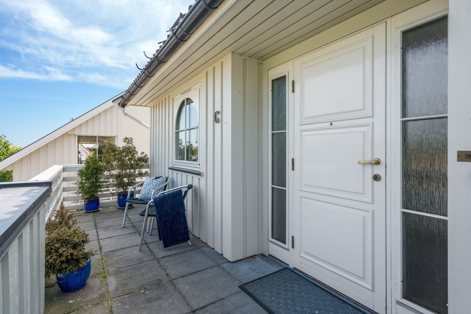 Leiligheten går over to plan og har hyggelig adkomst i 2. etasje med velkomstterrasse. Galleribilde