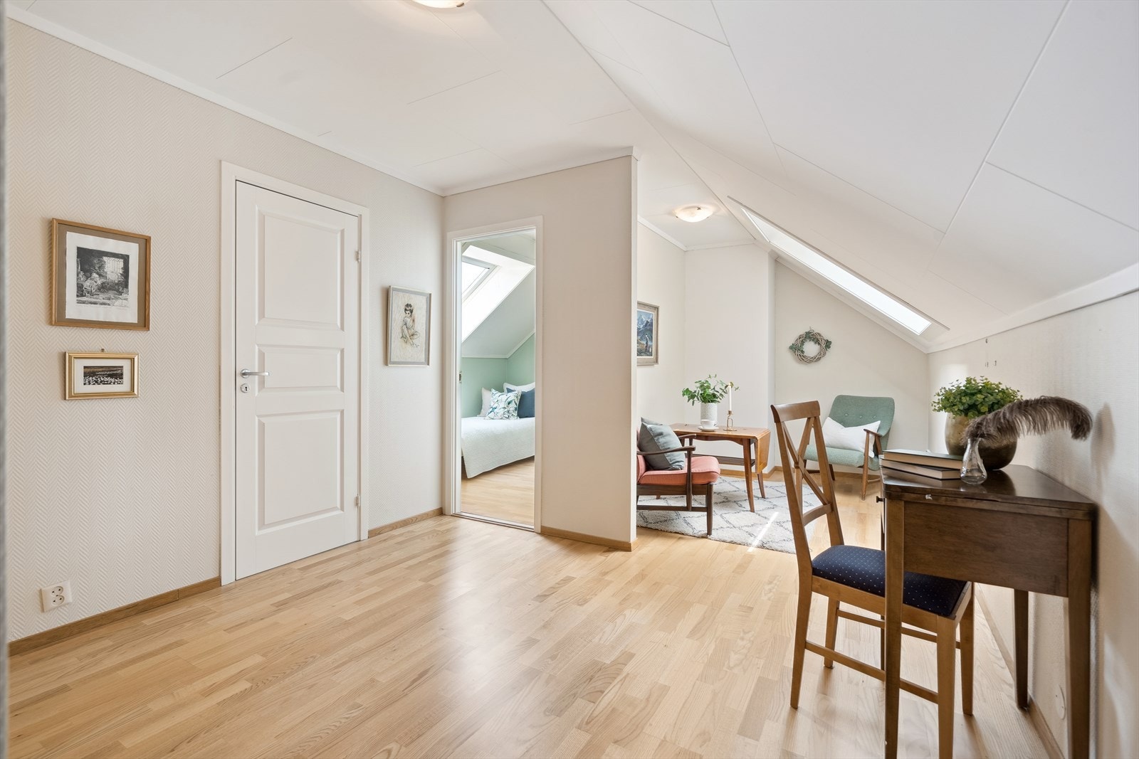 Loftstuen har flere bruks- og innredningsmuligheter etter eget ønske og behov. Ved å sette opp lettvegg, kan du lage et 3. soverom). Galleribilde