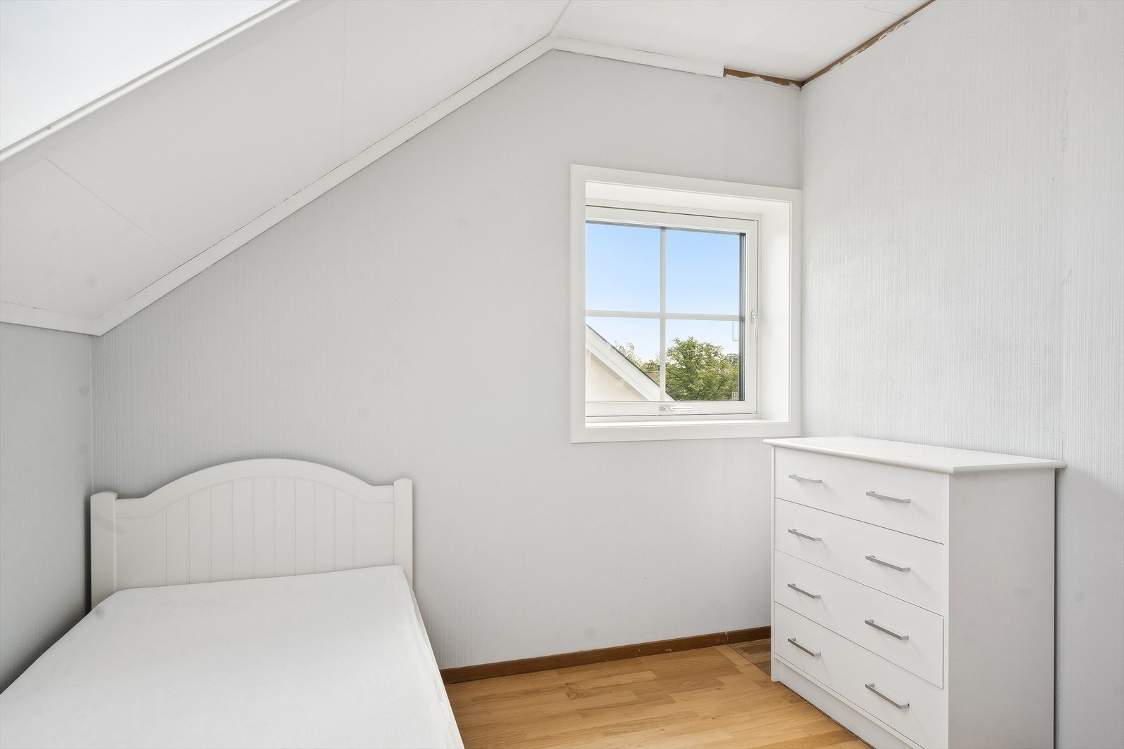 Rommet er i dag innredet til gjesterom, med enkeltseng og kommode. Galleribilde