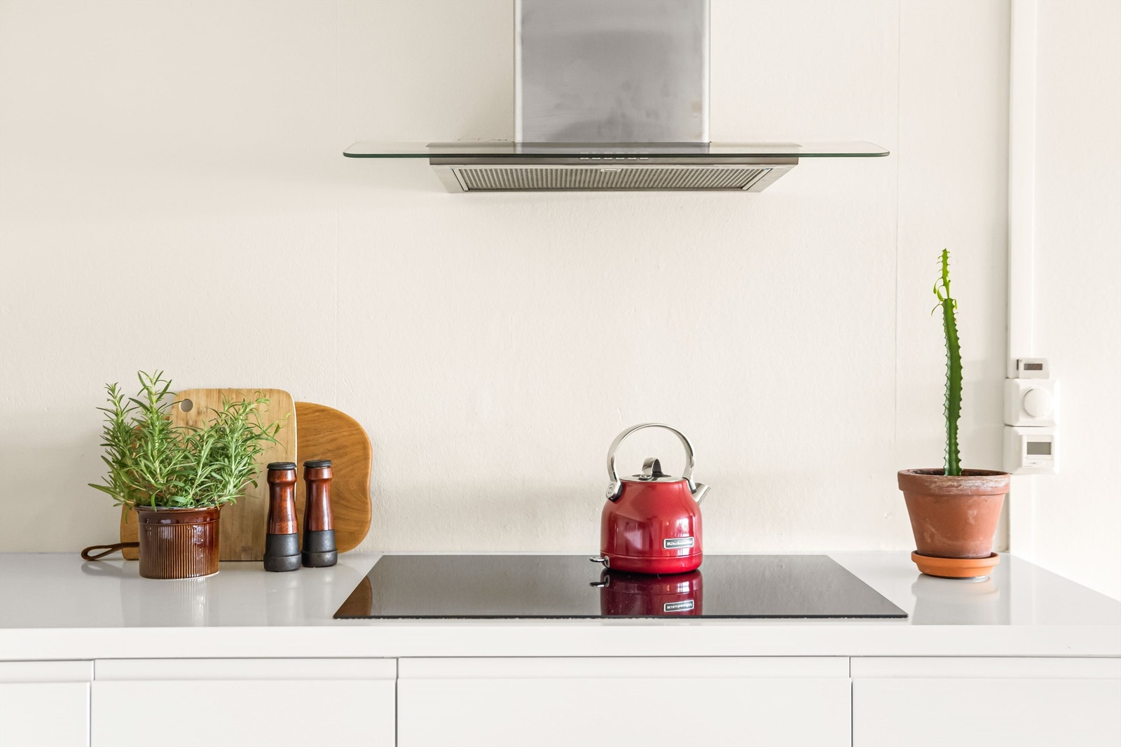 Det er integrert stekeovn, platetopp og oppvaskmaskin, samt frittstående kjøleskap og vegghengt ventilator Galleribilde
