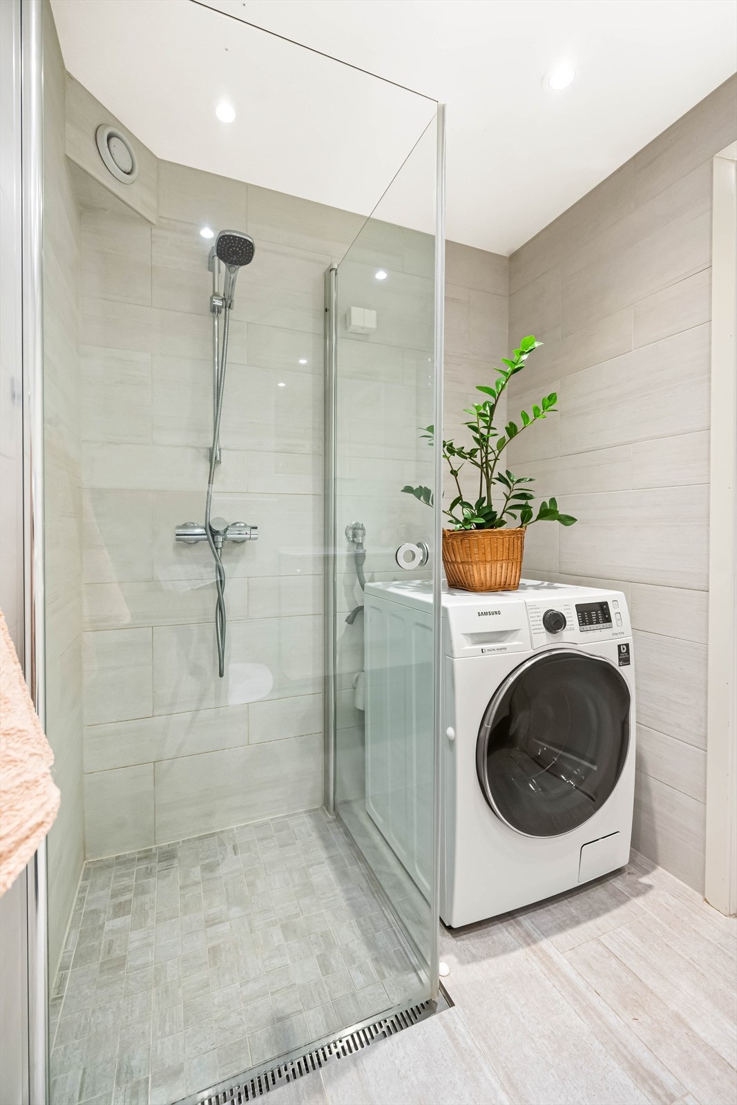 Det er mekanisk avtrekksvifte i vegg og badet har opplegg for vaskemaskin Galleribilde