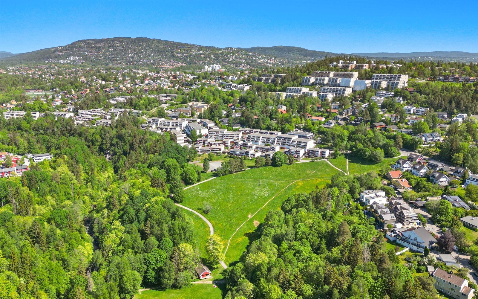 Bogstad har en av landets flotteste golfbaner, i tillegg til Bogstad Gård med blant annet kafé og museum. Bogstadvannet har flotte bademuligheter om sommeren samt skiløyper og skøyteis om vinteren Galleribilde