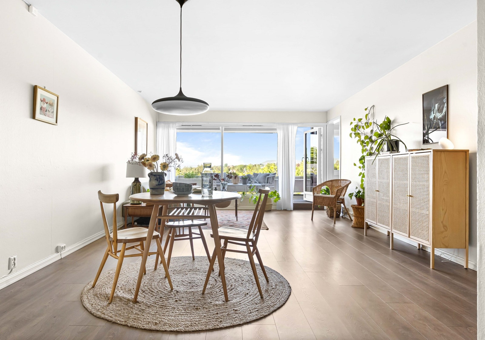 Det kommer godt med dagslys inn fra store vindusflater Galleribilde