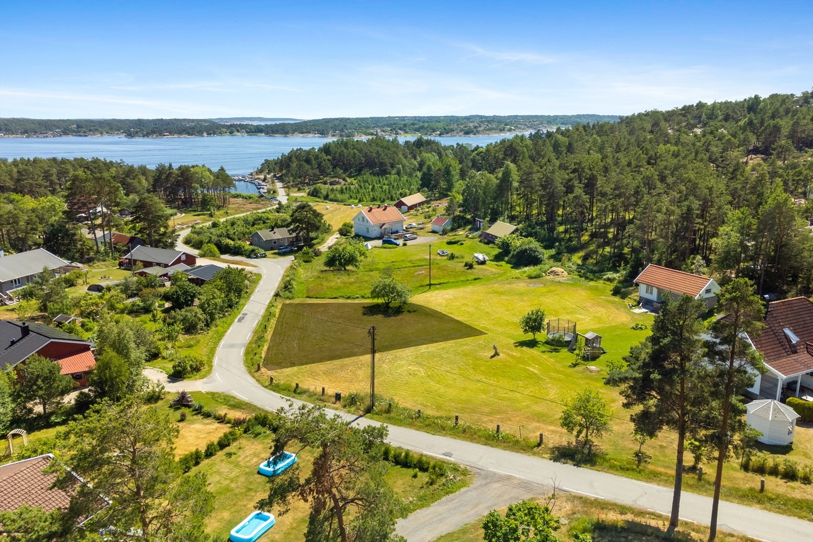 Tomta ligger i Sydengen på Spjærøy Galleribilde