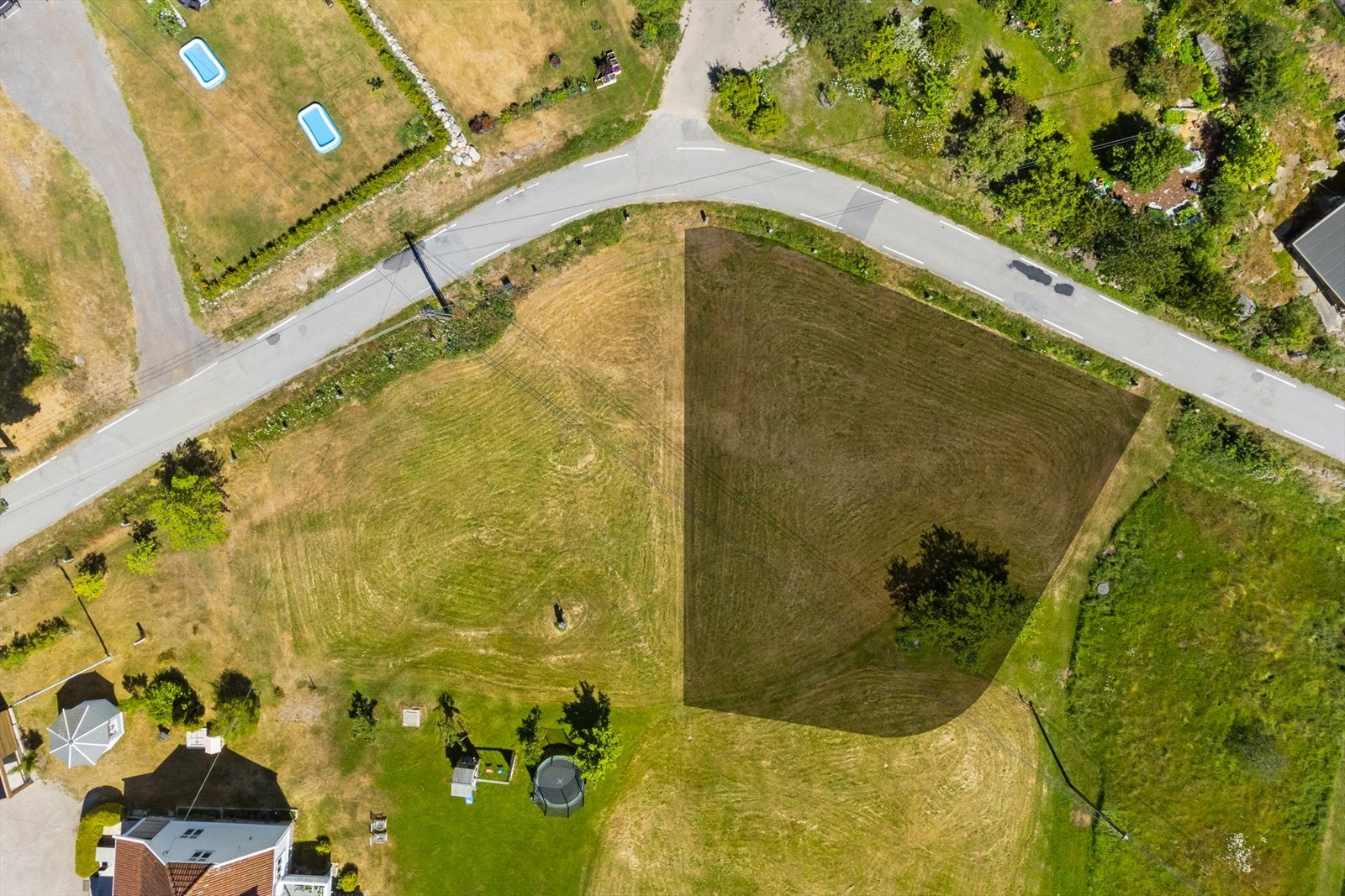 Tomten er fint beliggende med gode solforhold Galleribilde