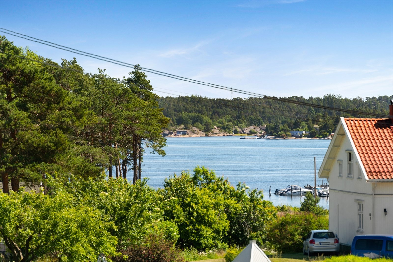 Idyllisk beliggenhet i kort gangavstand til vannet. Galleribilde