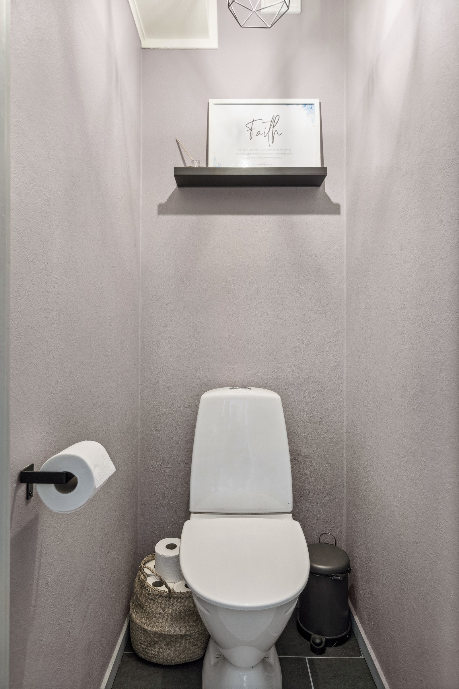 Praktisk separat toalettrom ved badet. Galleribilde