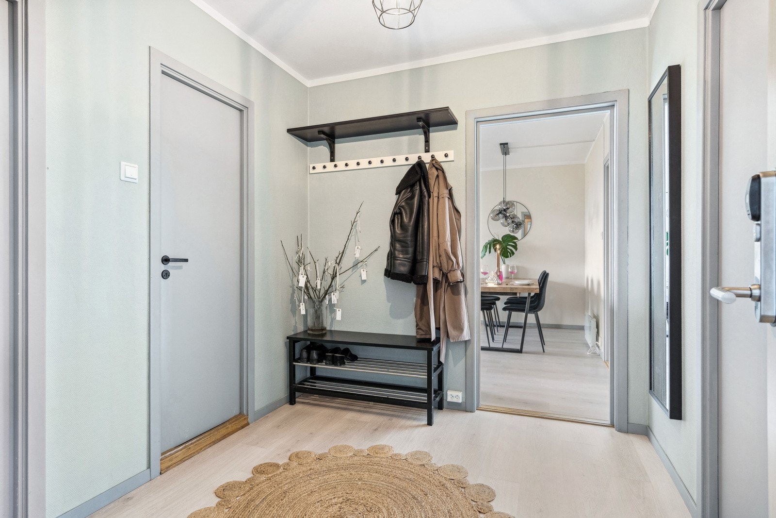 Innbydende entré malt i en tidsriktig farge. Galleribilde