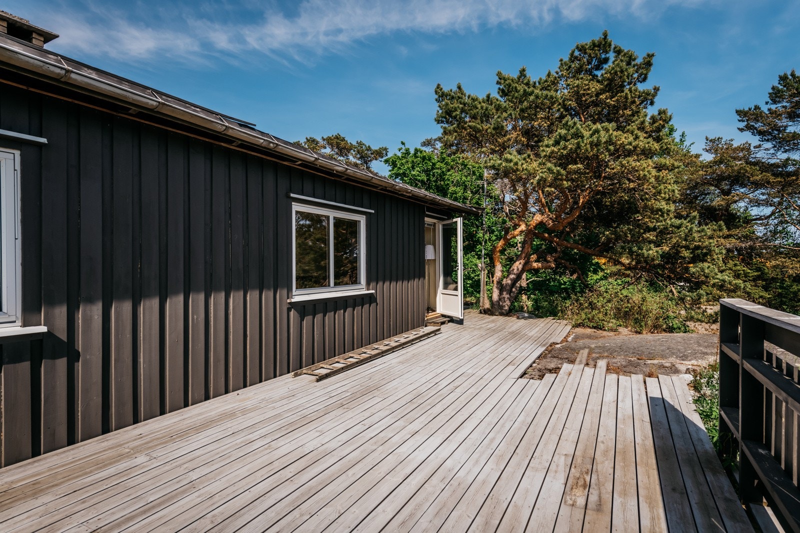 Deilig solvegg på hytta. Galleribilde