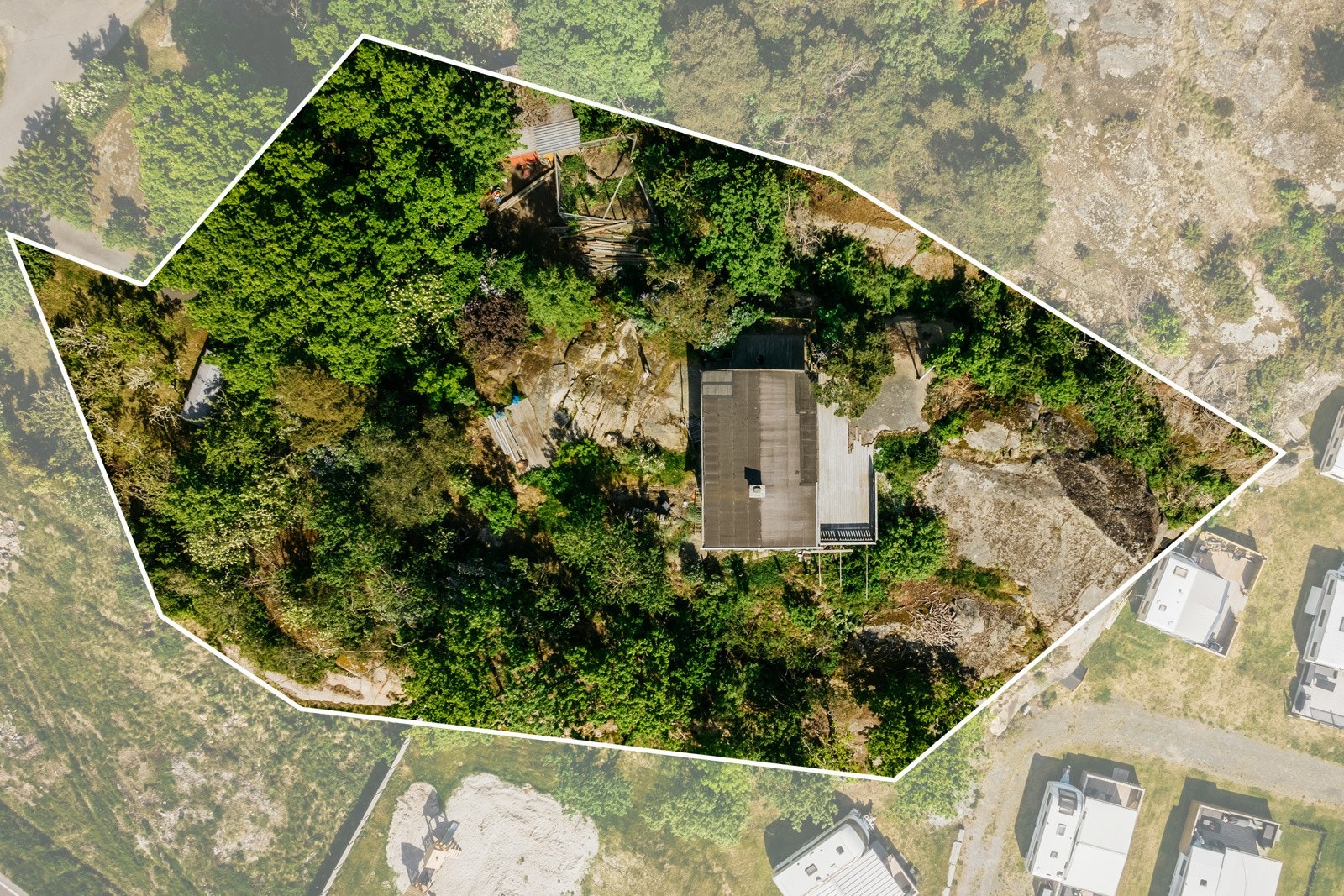 Eiendommen er selveid og på hele 2596 kvm. Her ser vi omtrentlige grenser. Tomten har plass til flere biler og det er et enkelt uthus på eiendommen. Galleribilde