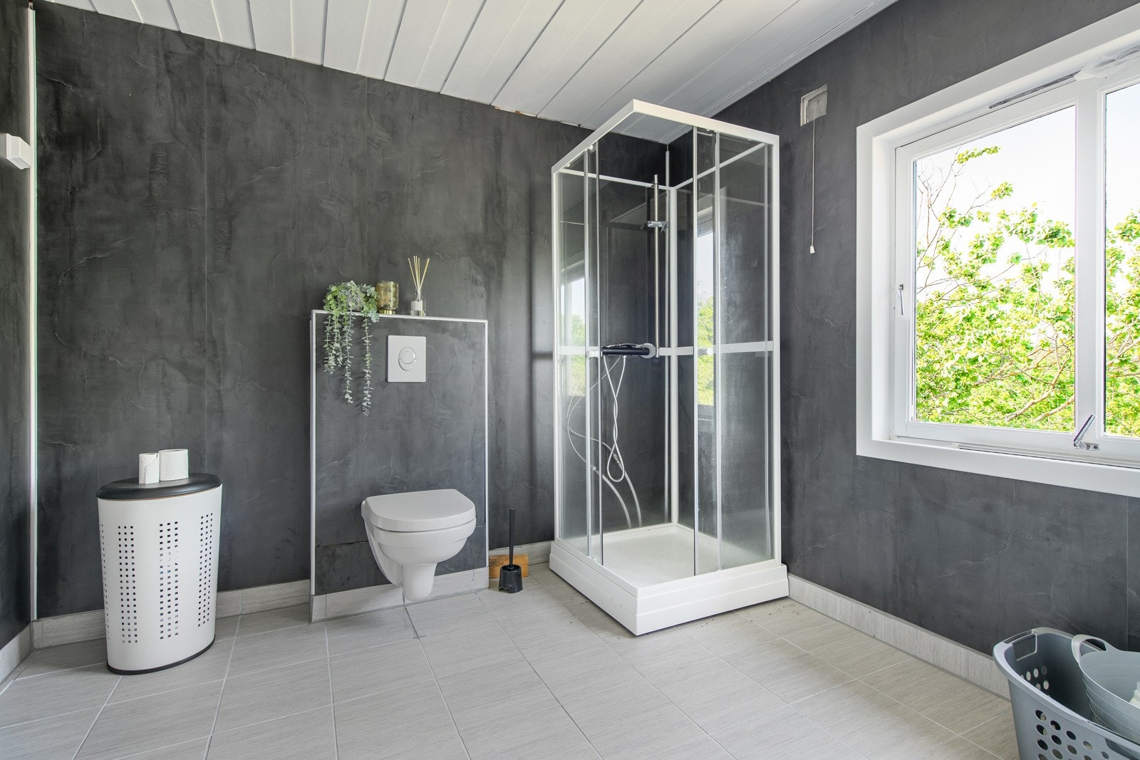 Badet har nylig blitt etablert i forbindelse med innlagt offentlig vann og avløp i 2022. Badet er enkelt utført, men da har man hovedfasiliteter som toalett og dusj tilgjengelig. Galleribilde