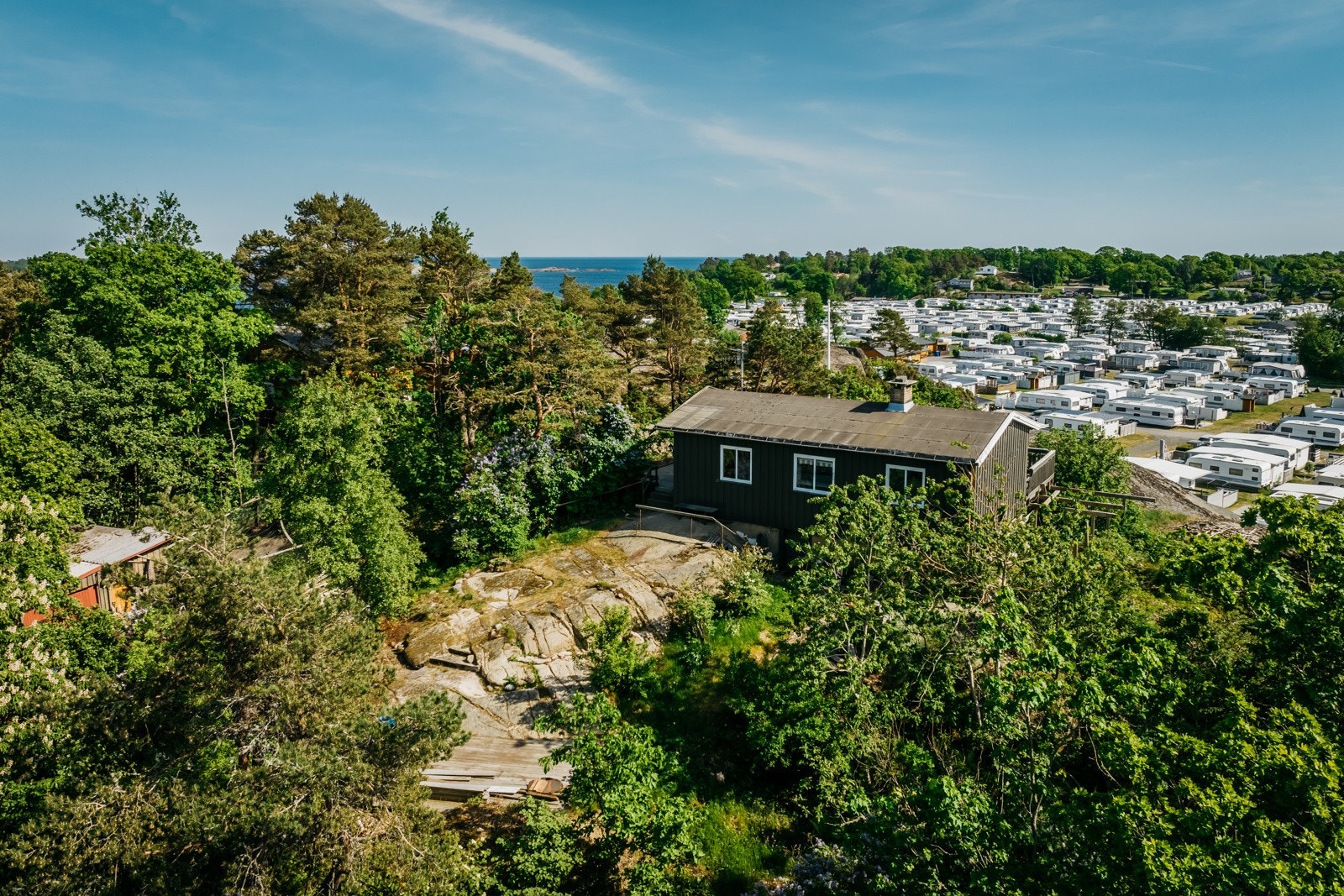 Hytta har en nydelig beliggenhet høyt på kolle. Noe som gir nydelige sol- og utsiktsforhold og samtidig lite innsyn. Galleribilde