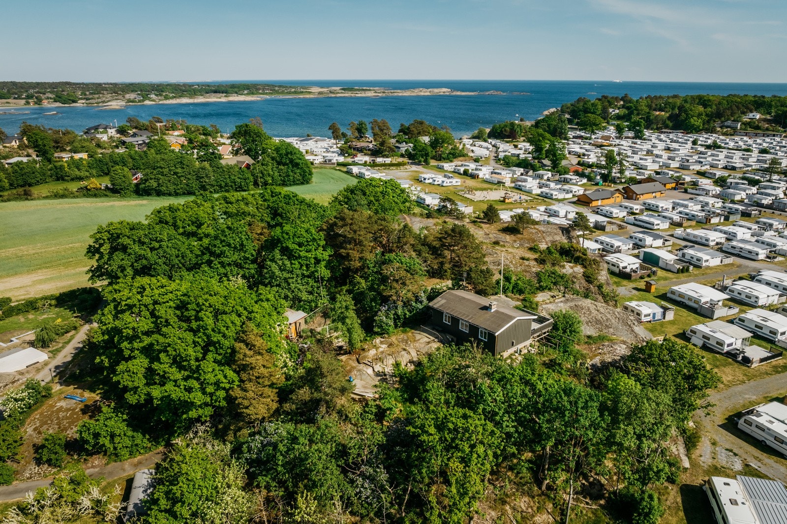 Her ser vi Naverfjorden og Kjærstranda Camping. Det er ikke langt til badestrendene fra hytta. Ca 400 meter i luftlinje. Galleribilde