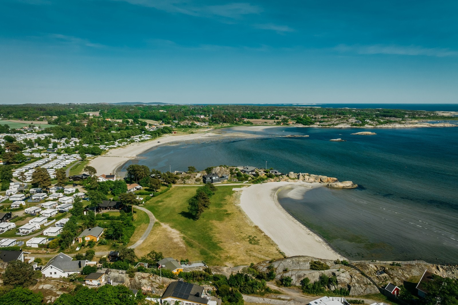 Nydelige Naverfjorden med sine langgrunne badestrender og rolig sjø. Galleribilde