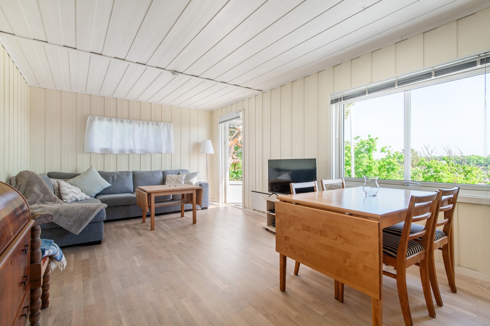 Inne i hytta er det utført diverse oppgraderinger i senere tid. Her skulle det gjerne ha vært enda større vinduer og mer terrasse å boltre seg på. Galleribilde