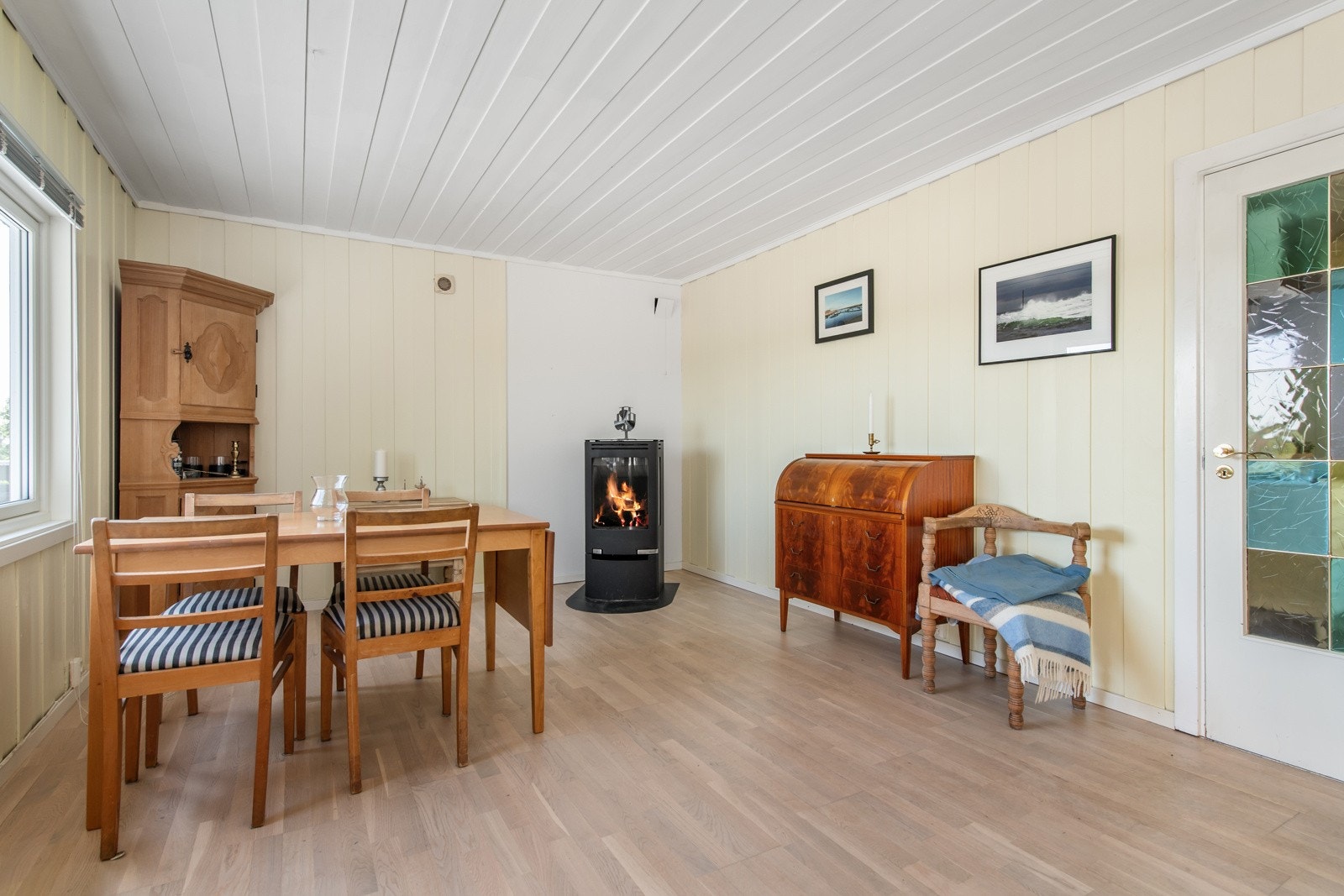 Koselig stue med peisovn. Galleribilde