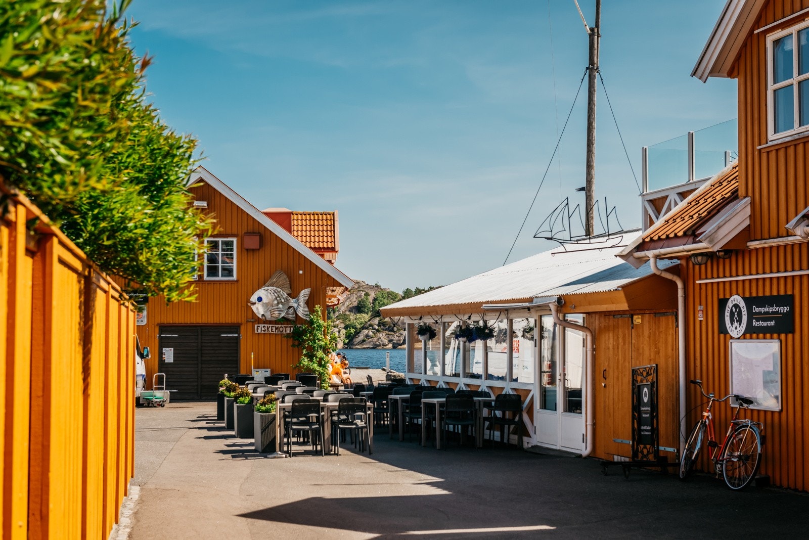 Fiskebrygga og restaurant i Stavern. Galleribilde