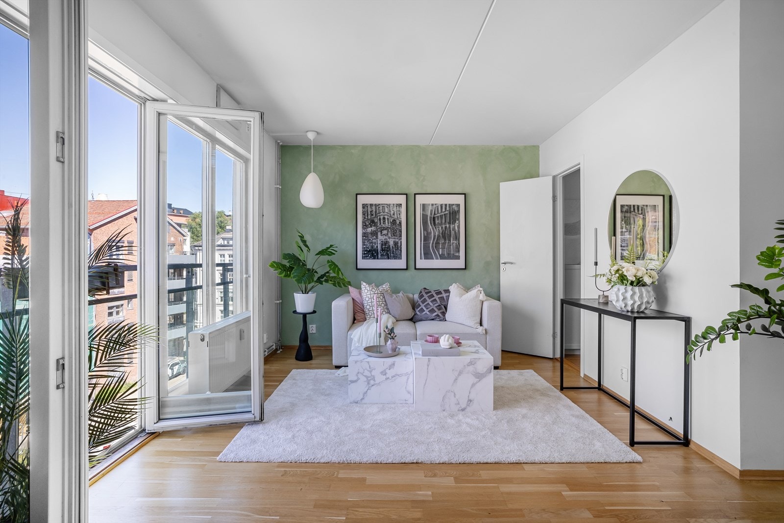 Lys og luftig stue med god takhøyde og praktisk planløsning. Galleribilde