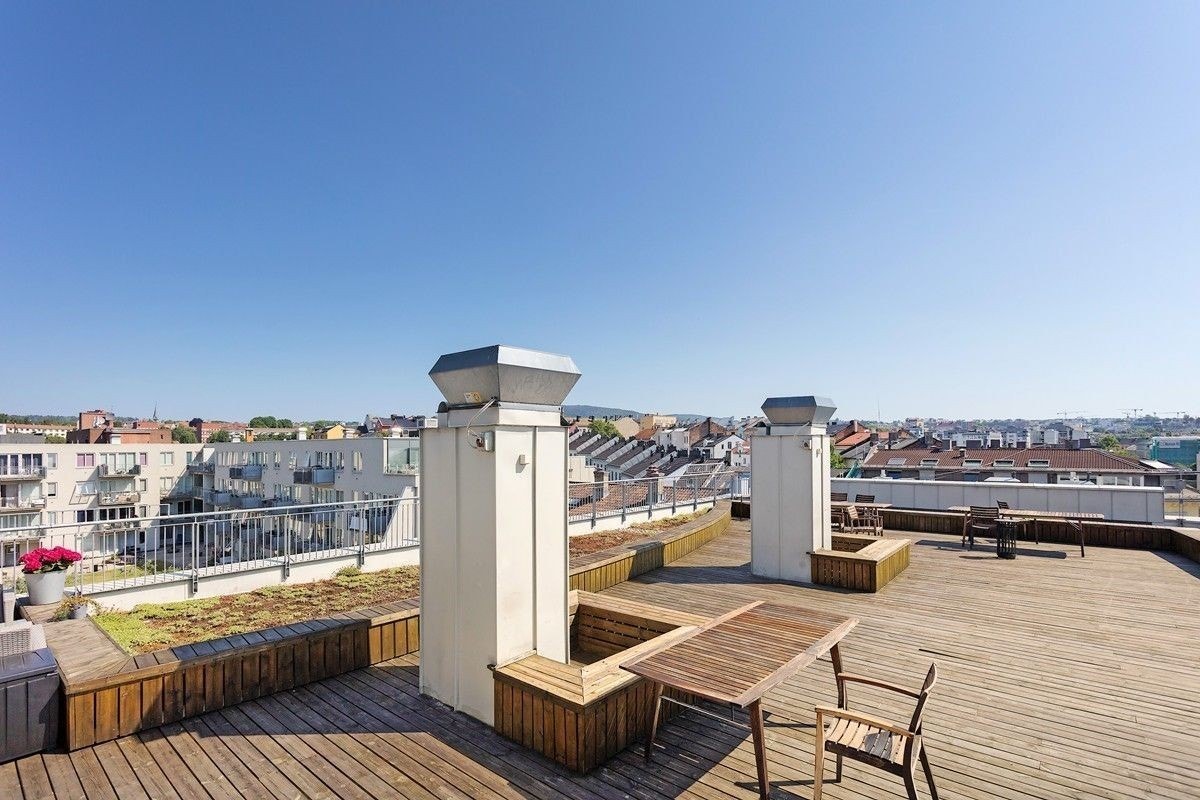 Tilgang til takterrasse med flott utsikt og svært gode solforhold Galleribilde