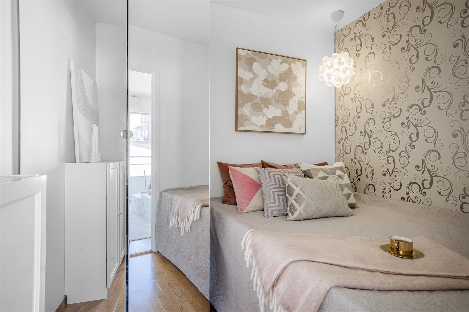 Sovealkove med god plass til dobbeltseng og skap Galleribilde