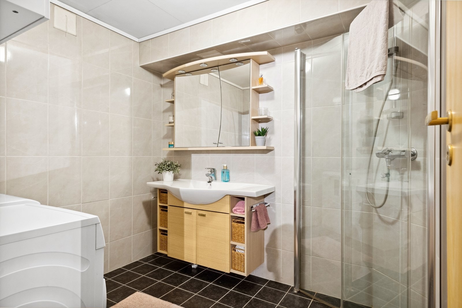 Bad nr. 2 ligger i kjelleren. Her er det delikate fliser, elektrisk gulvvarme, toalett, dusjhjørne og servantinnredning. Galleribilde