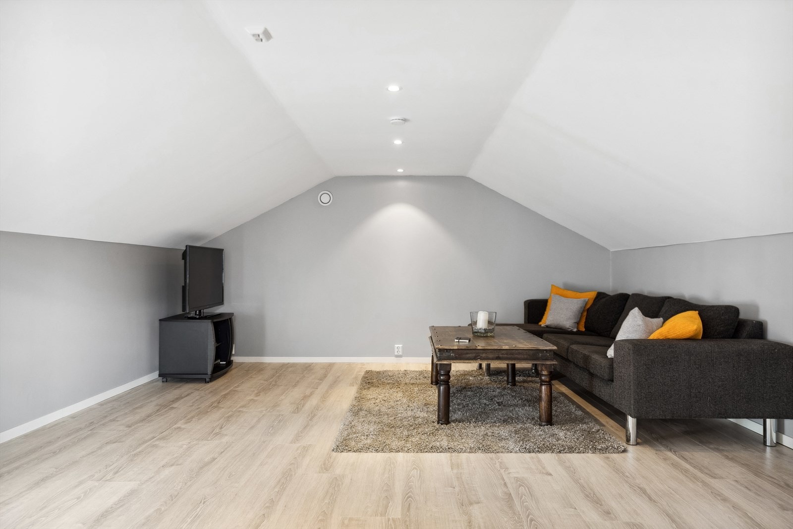 I loftsetasjen kan man ha tv-stue, gaming rom, hjemmekontor eller lignende. Galleribilde