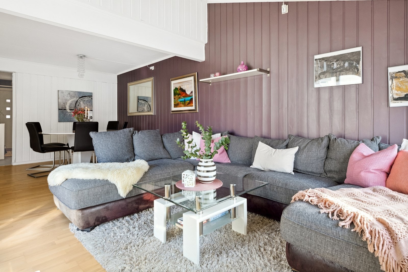 Hovedstuen ligger i første etasje og har en fin utforming som gir plass til ulike sittegrupper. Galleribilde