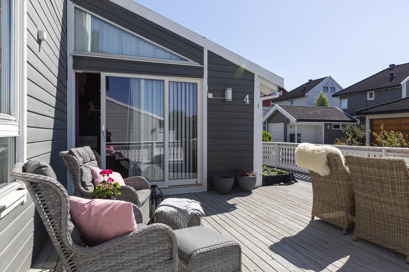 Fra stuen kan man gå rett ut på en stor hjørneterrasse. Galleribilde