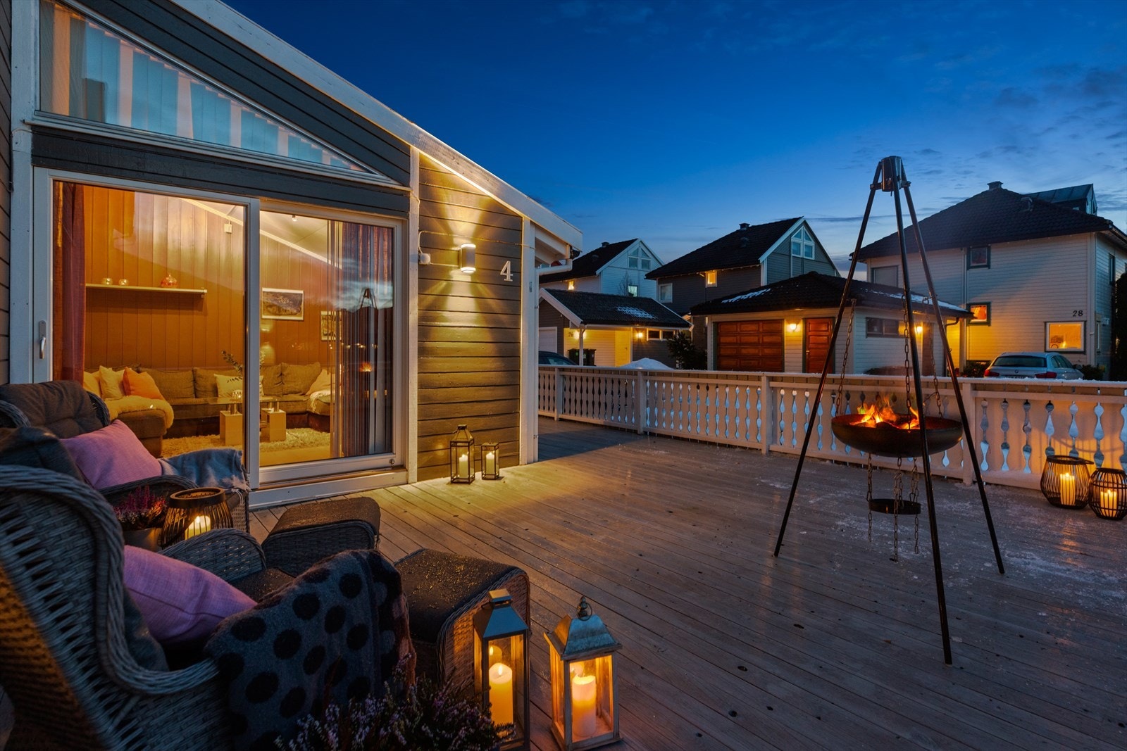 Terrassen er på ca. 33 kvm, så her får man plass til ulike sittegrupper, grill og bålpanne om man vil. Galleribilde