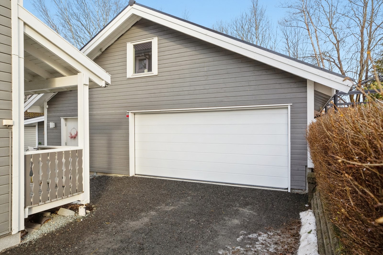 Garasjen er isolert og ble bygget i 2015. Galleribilde