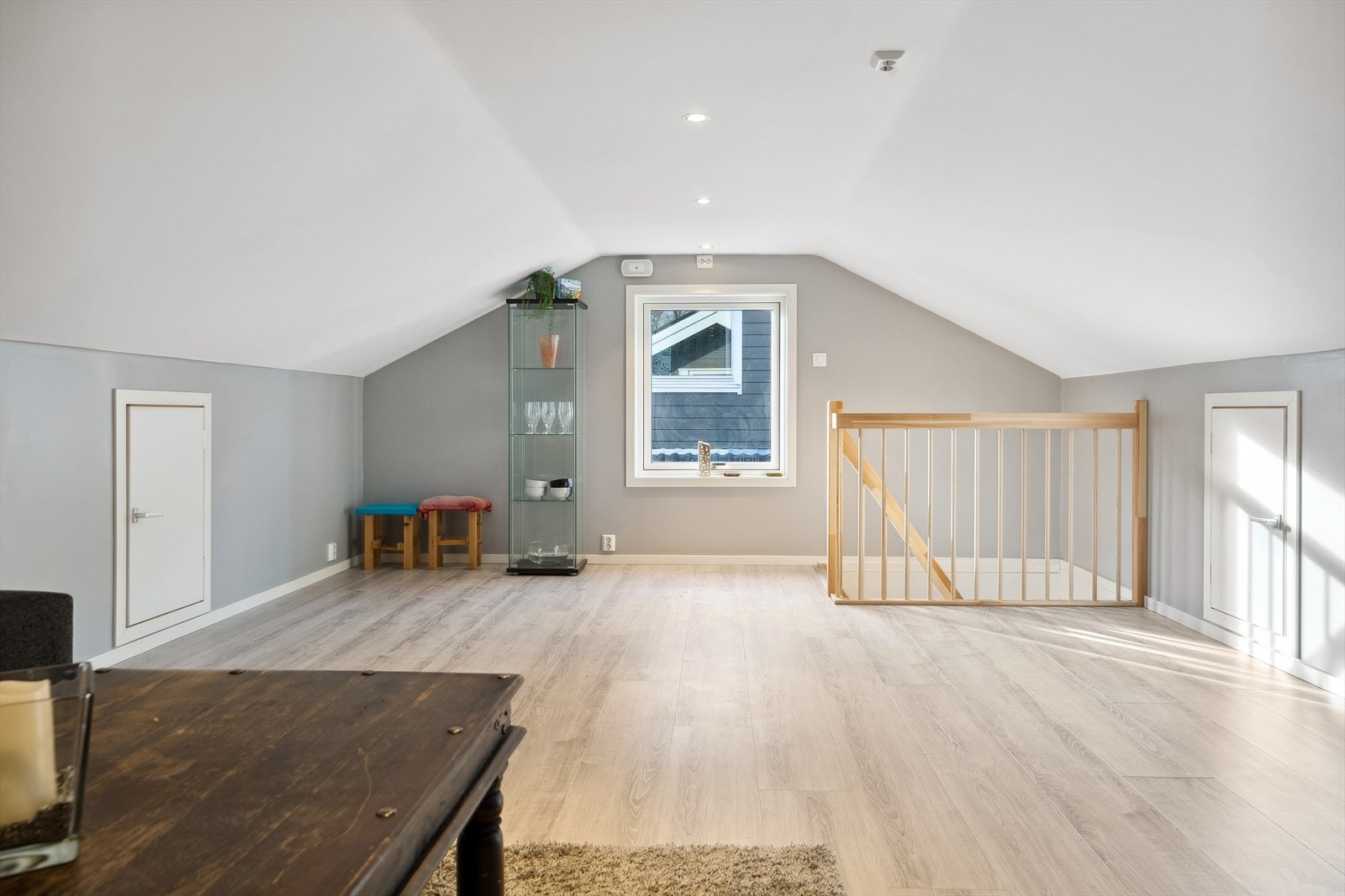 Garasjens areal er på 94 kvm og har innredet loftetasje. Galleribilde