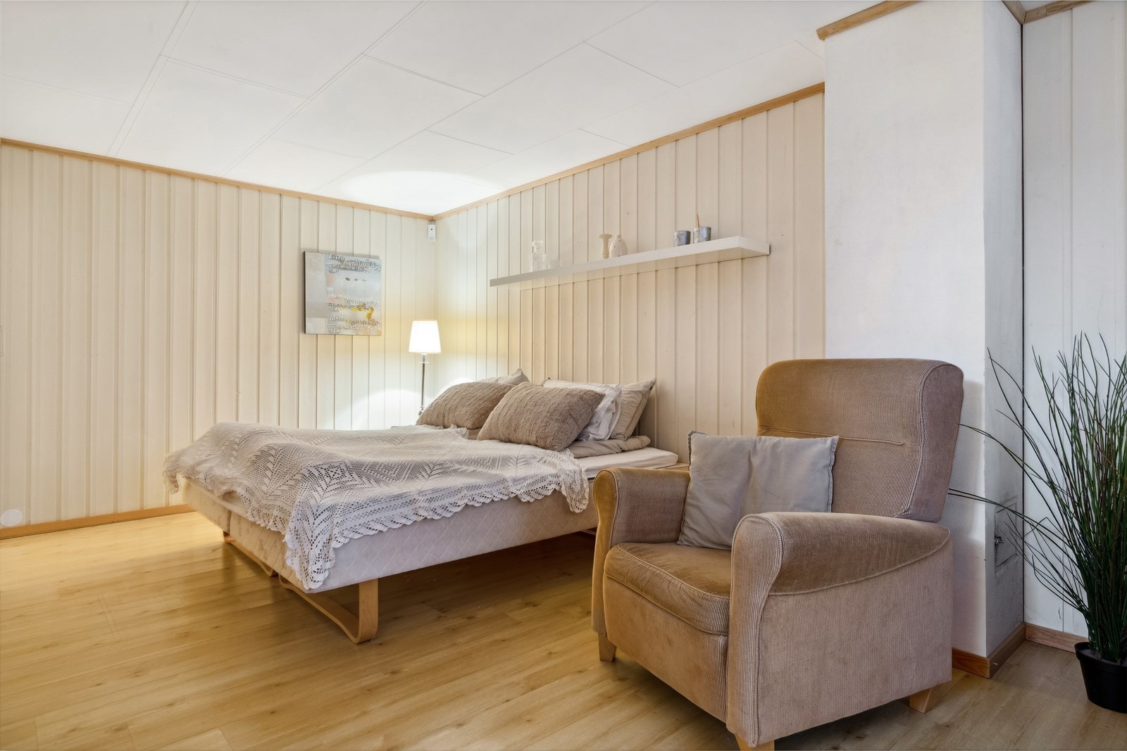 Boligens andre stue ligger i kjelleren. Galleribilde