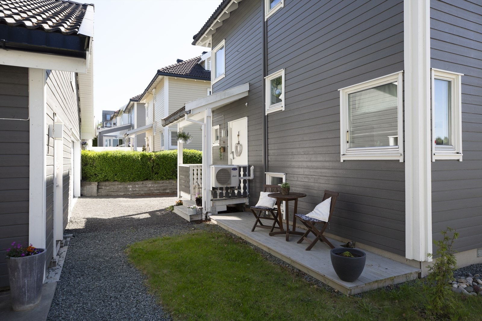 På baksiden av boligen er det en hyggelig markterrasse på ca. 5 kvm og et overbygget inngangsparti på ca. 3 kvm. Galleribilde