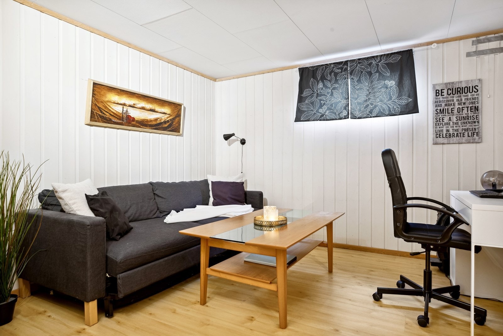 I kjellerstuen er det god plass til ulike møbelgrupper, og som oppvarming er det vannbåren gulvvarme. Galleribilde