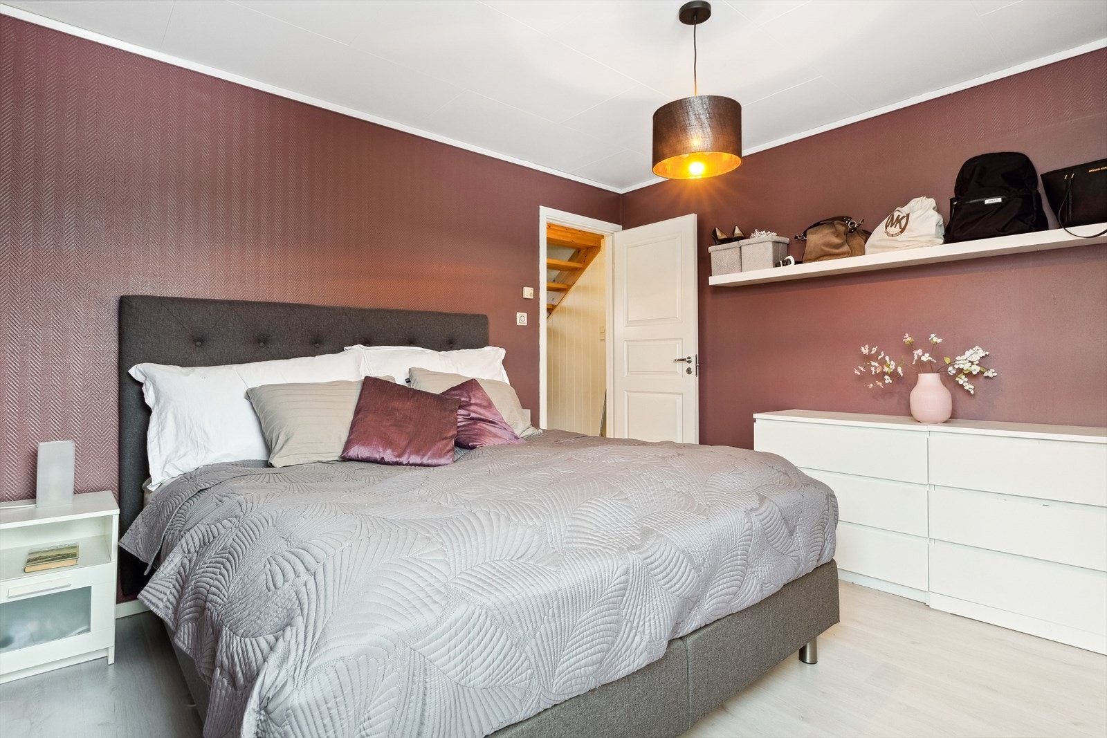 Boligen har tre soverom med mulighet for flere. Galleribilde