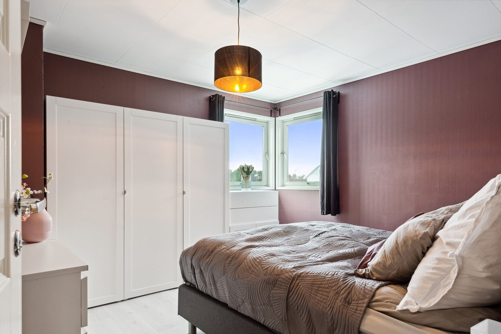 Soverommene ligger i andre etasje. Ett er på 10 kvm og to er på 13 kvm. Galleribilde