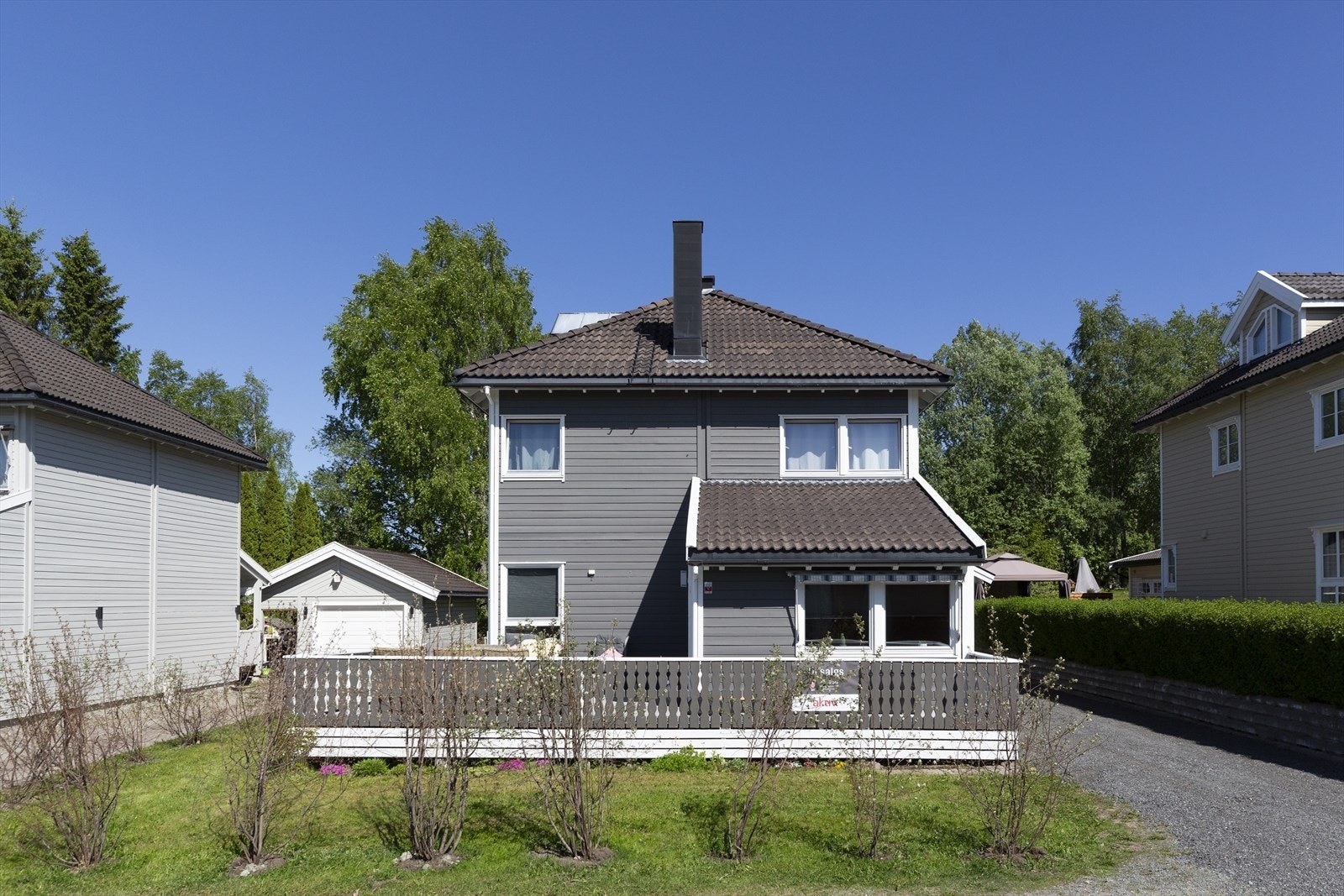 Boligen ble oppført i 1987, er på totalt 178 kvm, og er jevnlig oppgradert i tiden etter. Galleribilde