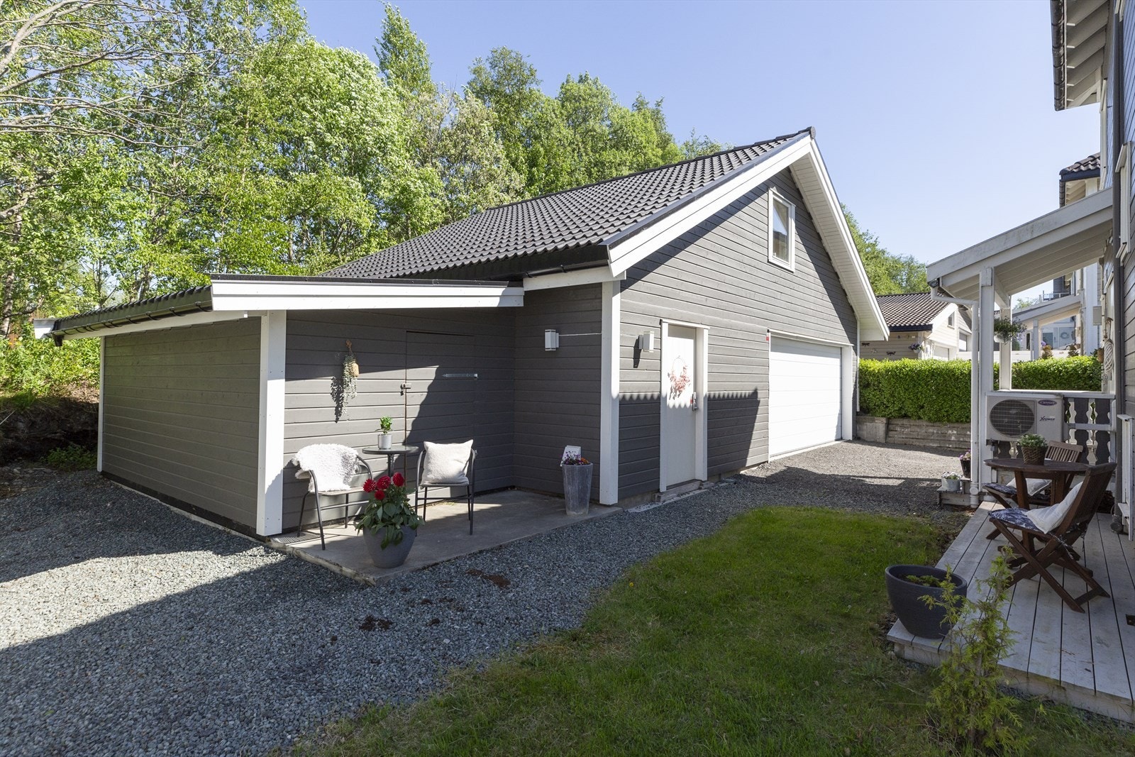 Ved garasjen er det ytterligere en markterrasse, så her er det lett å finne plass i solen. Her er det også en ekstra lagringsbod. Galleribilde