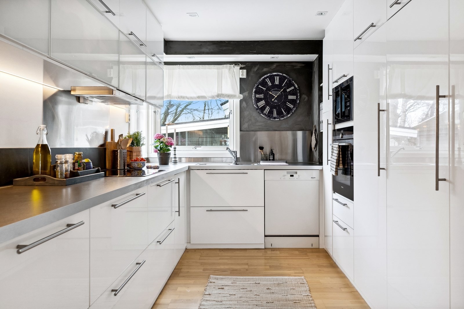 Langs benkene er det godt med belysning. Galleribilde