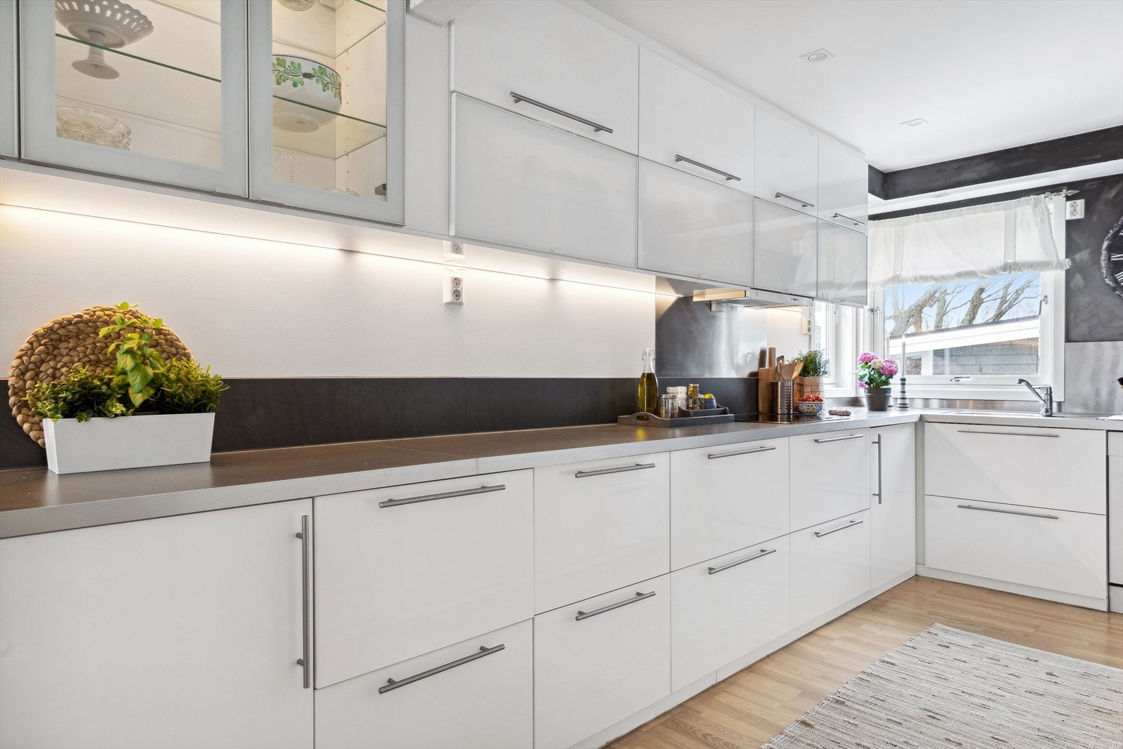 Enkelte av overskapene har glassfronter og belysning, stemningsfullt og nyttig i kveldsmørket. Galleribilde