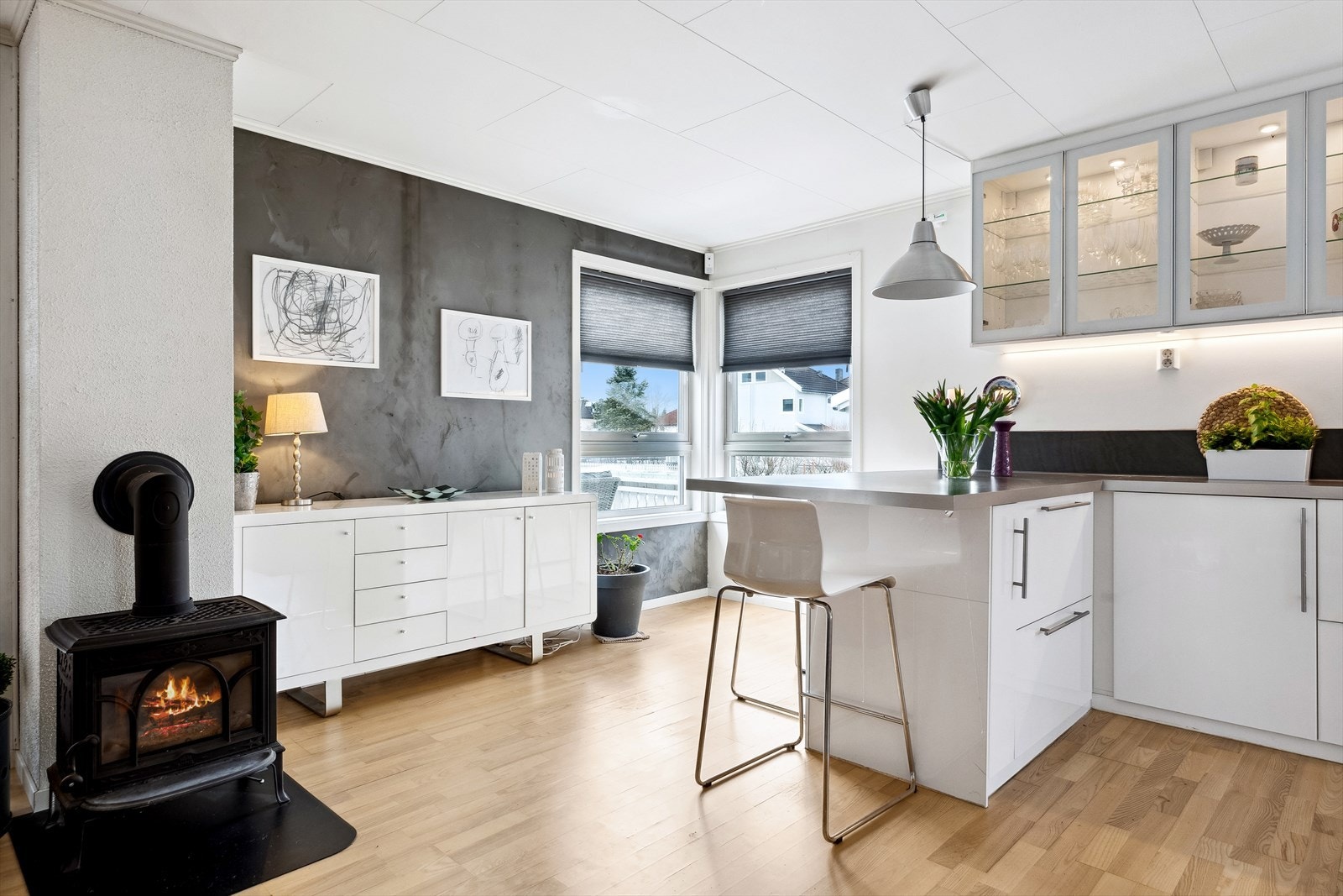 Vinduer på tre sider gir fine lysforhold. Galleribilde