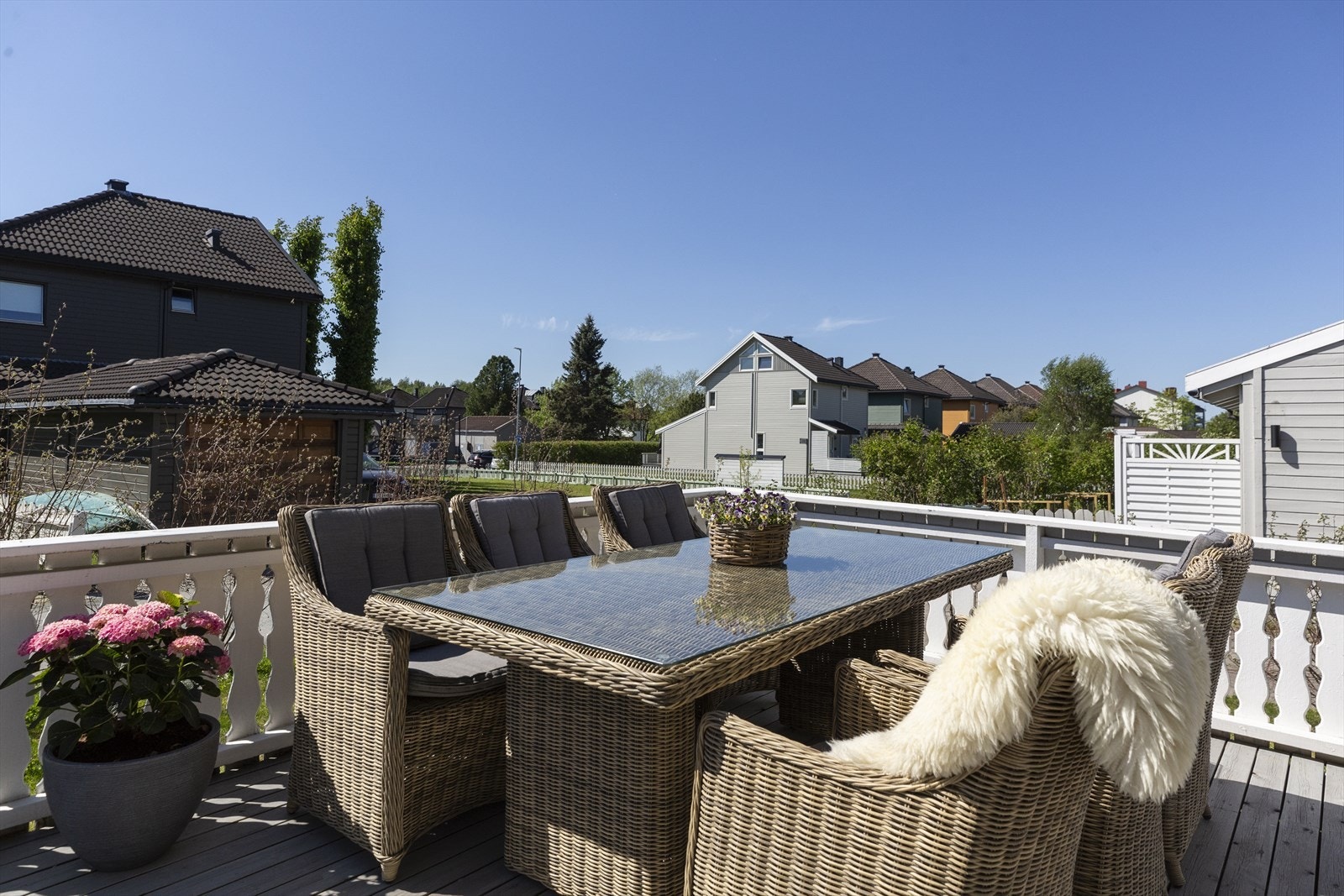 Det er god plass til flere sittegrupper på terrassen. Galleribilde