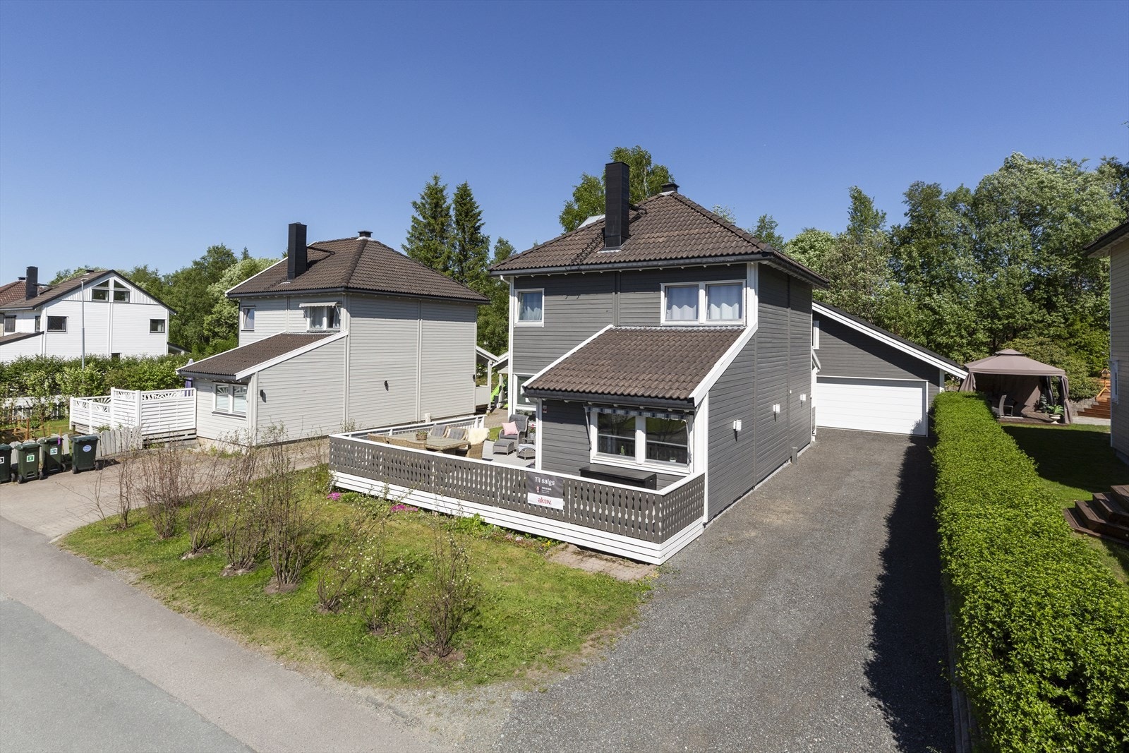 Tomten er flat og pent opparbeidet med gress, prydbusker og gruslagte areal. Velkommen på visning! Galleribilde