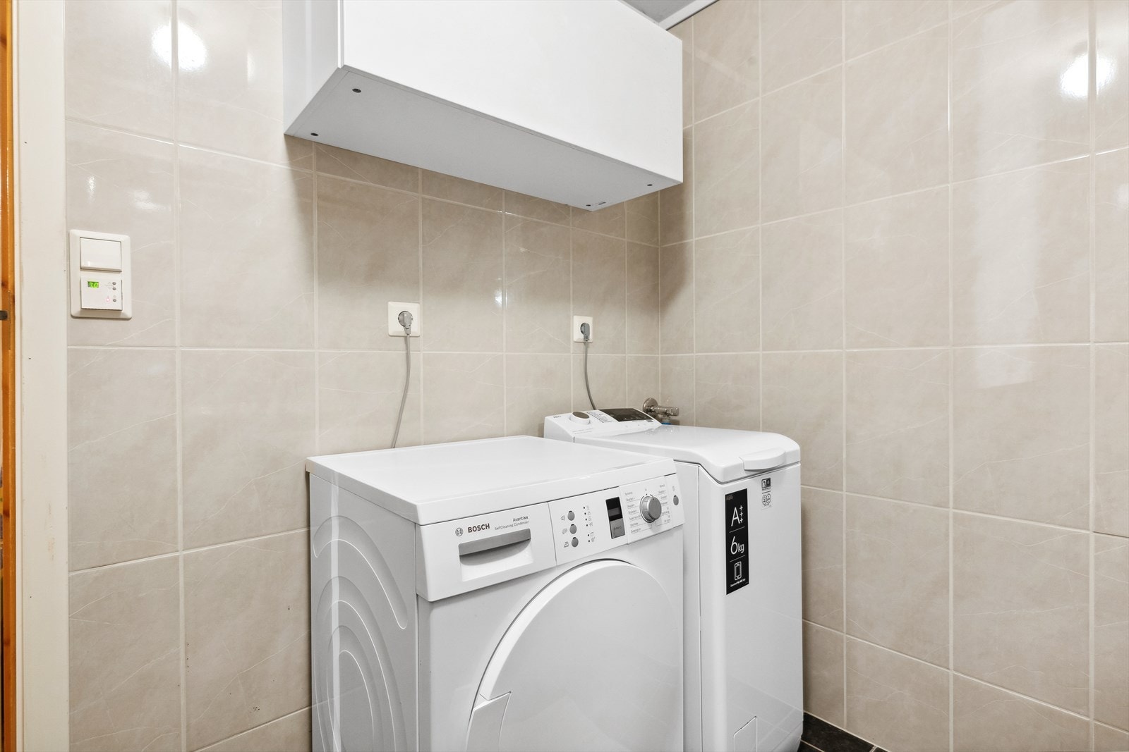 Badet i kjelleren har opplegg for vaskemaskin og tørketrommel. Galleribilde